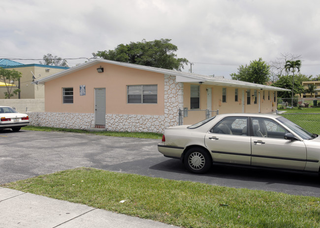 580-592 NE 150th St in Miami, FL - Building Photo - Building Photo