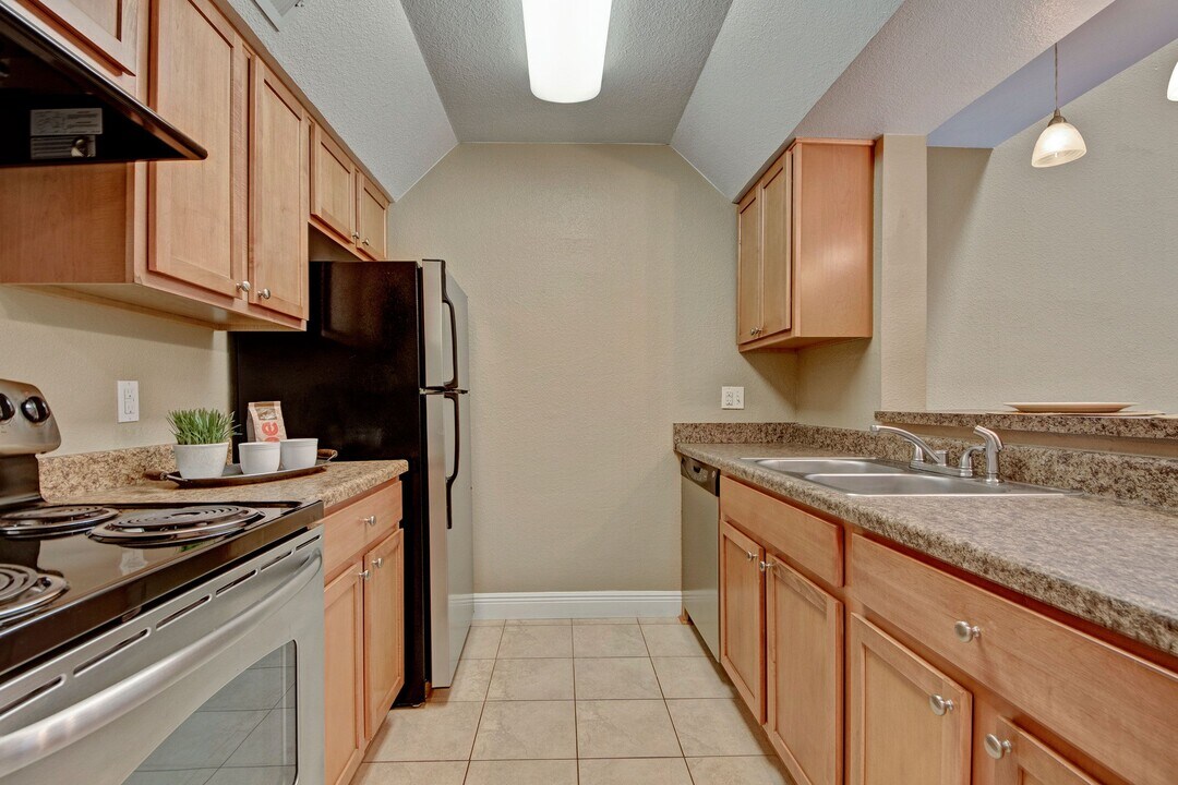 Las Colinas in Midland, TX - Building Photo