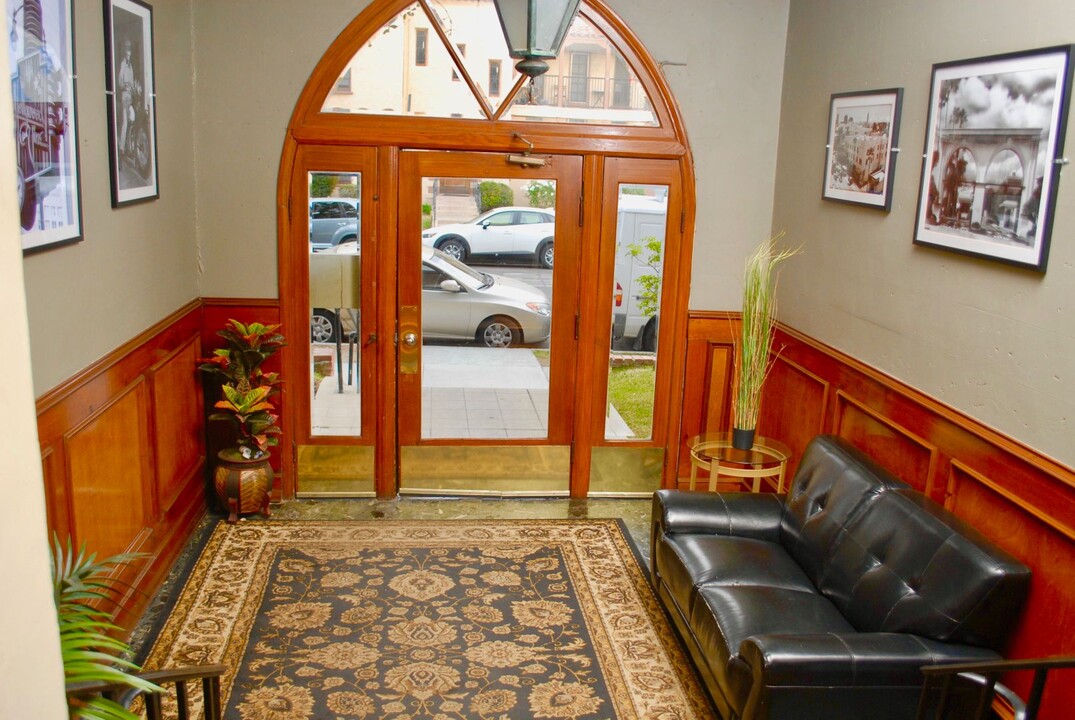 611 Cloverdale Ave in Los Angeles, CA - Building Photo