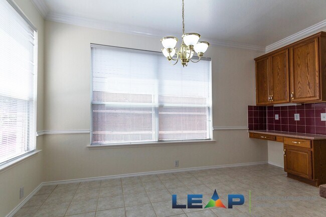 2216 Oak Park Dr in Bedford, TX - Foto de edificio - Building Photo