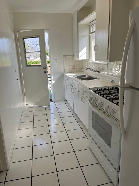 5644 1/2 Kester Ave in Van Nuys, CA - Building Photo