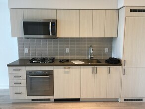 501-501 St Clair Ave W in Toronto, ON - Building Photo - Building Photo