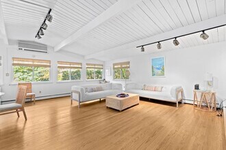 33 Nemasket Rd in Falmouth, MA - Foto de edificio - Building Photo