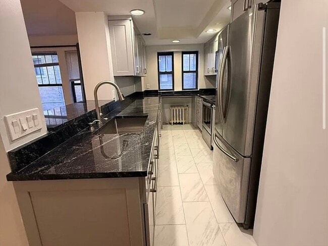 466 Park Dr, Unit 1 in Boston, MA - Foto de edificio - Building Photo