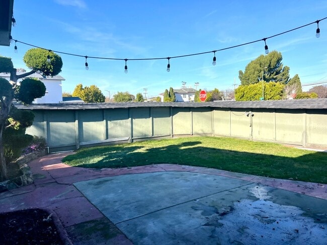 1684 S Norfolk St in San Mateo, CA - Building Photo - Building Photo