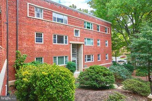 1322 Fort Myer Dr in Arlington, VA - Building Photo