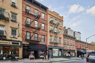 239 Bleecker St in New York, NY - Foto de edificio - Building Photo