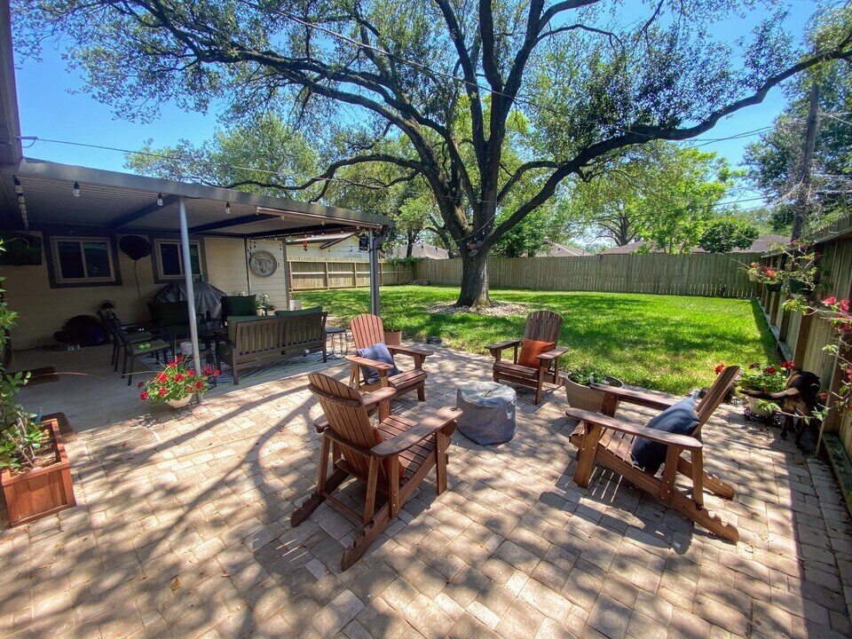 4111 Hill Oak Dr in Houston, TX - Foto de edificio