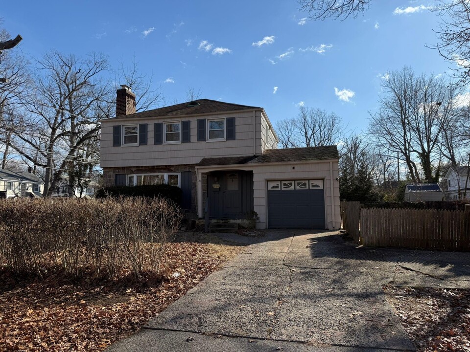 39 Kings Point Rd in Great Neck, NY - Building Photo