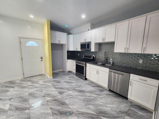 6827 Murietta Ave in Van Nuys, CA - Building Photo - Building Photo