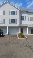 11 Mannions Ln in Danbury, CT - Building Photo