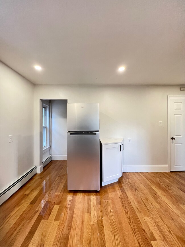 27 Barry St, Unit 2R in Quincy, MA - Foto de edificio - Building Photo