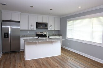 1201 N Oak St in Valdosta, GA - Foto de edificio - Building Photo