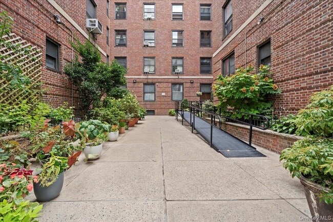 117 Seaman Ave in New York, NY - Building Photo - Building Photo