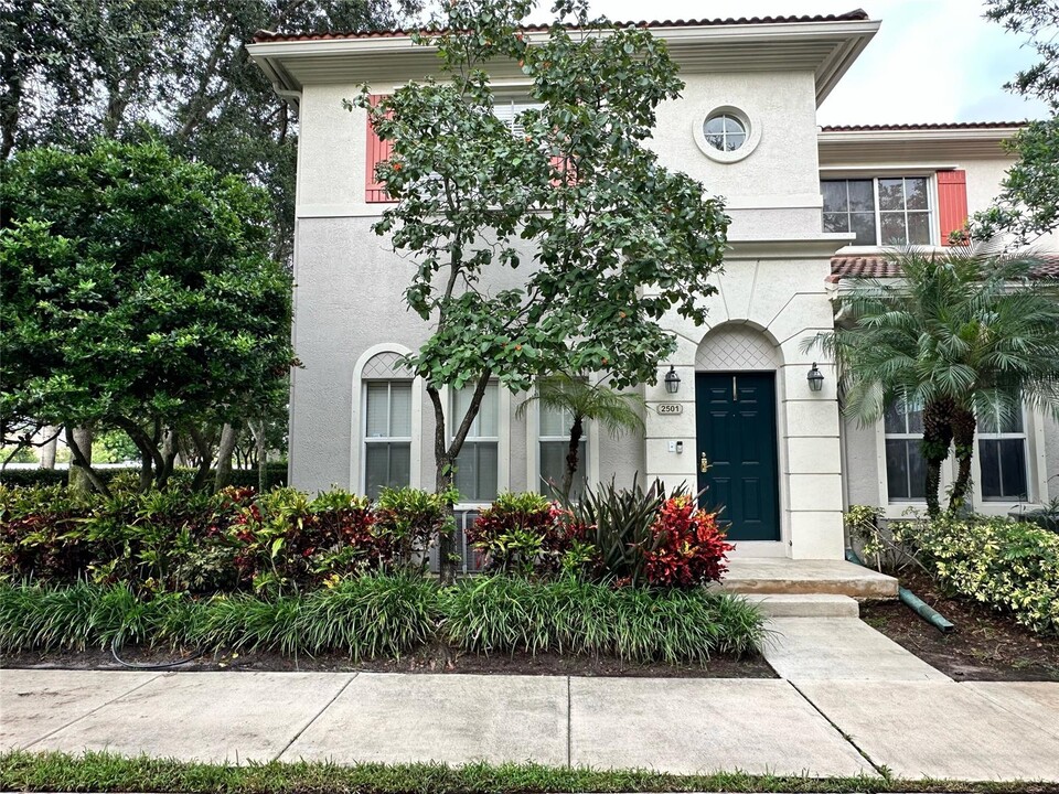 2501 SW 99th Way in Miramar, FL - Foto de edificio