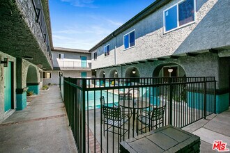 6640 Woodley Ave in Los Angeles, CA - Foto de edificio - Building Photo