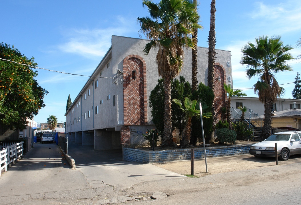 6902 Vesper Ave in Van Nuys, CA - Building Photo