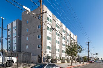 Beautiful and Spacious 1 bed/1 bath Apartment ~ Comes with Appliances, All Utilities Included, No... in Los Angeles, CA - Foto de edificio - Building Photo