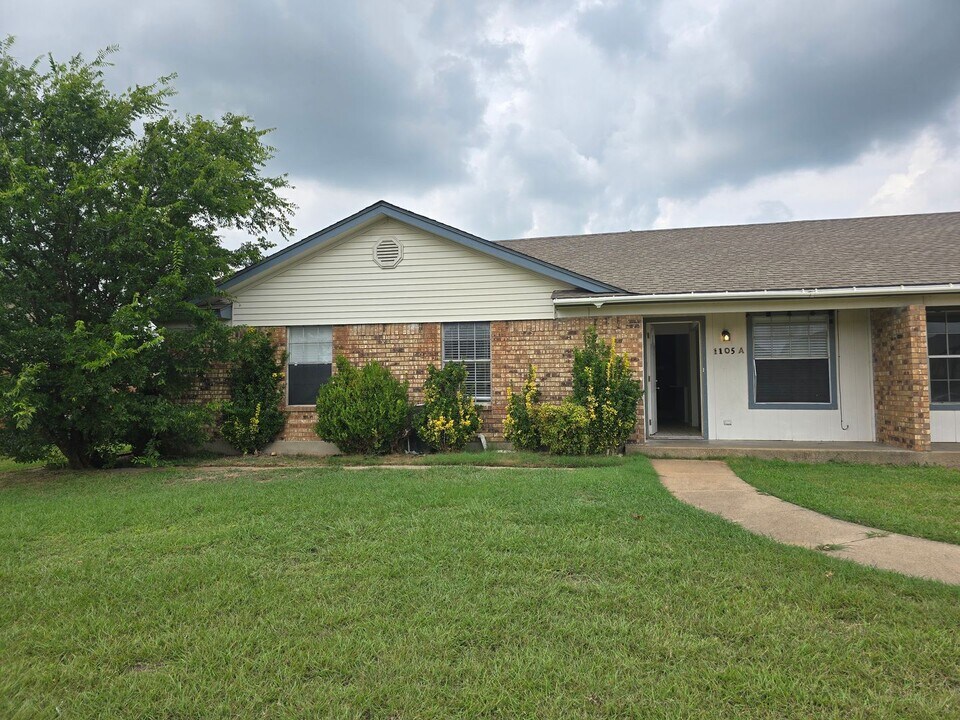 1105 N Nolan River Rd in Cleburne, TX - Building Photo