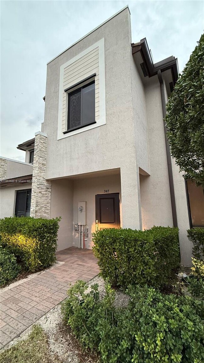 947 NE 211th St in North Miami Beach, FL - Building Photo - Building Photo