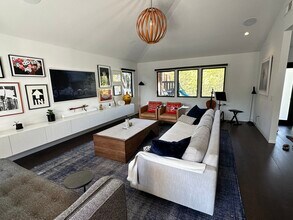 870 Rose Ave in Venice, CA - Foto de edificio - Building Photo