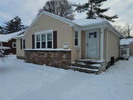 940 S Grosvenor Rd in Rochester, NY - Building Photo