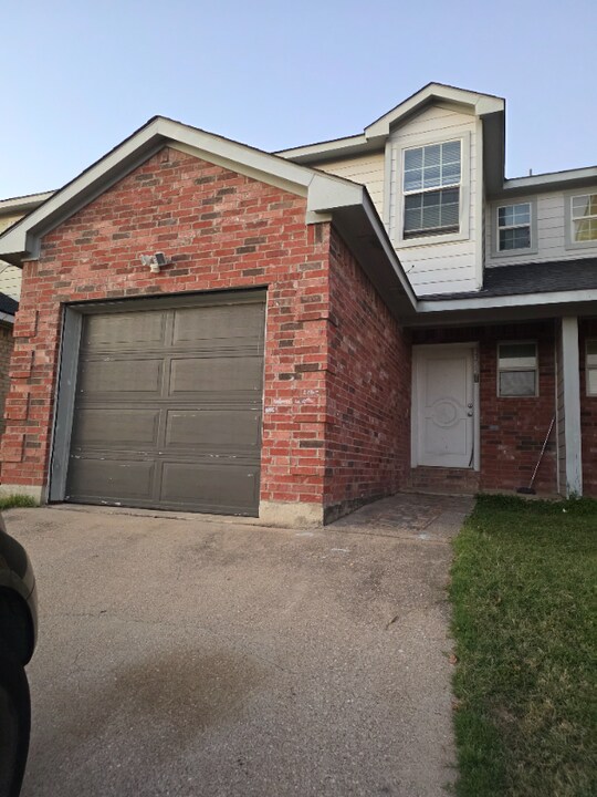 3325 Hanger Ave in Fort Worth, TX - Building Photo