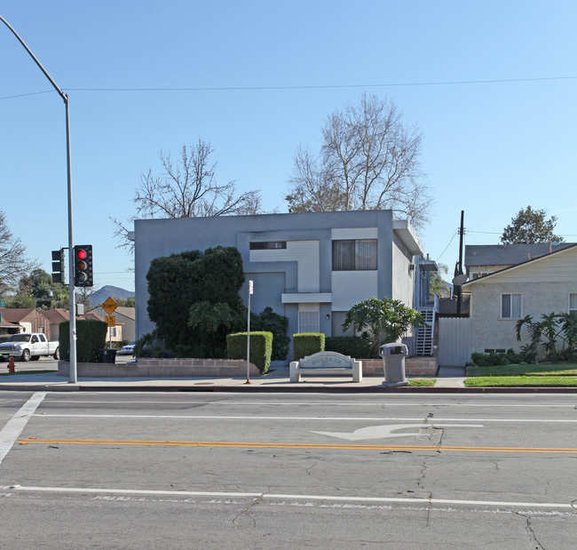 1341 N Keystone St in Burbank, CA - Foto de edificio - Building Photo