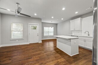 910 W Cato Springs Rd in Fayetteville, AR - Building Photo - Building Photo