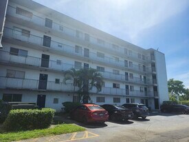 8600 N Sherman Cir in Miramar, FL - Building Photo