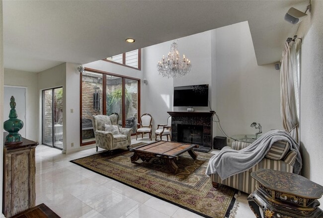 2323 Augusta Dr in Houston, TX - Building Photo - Building Photo