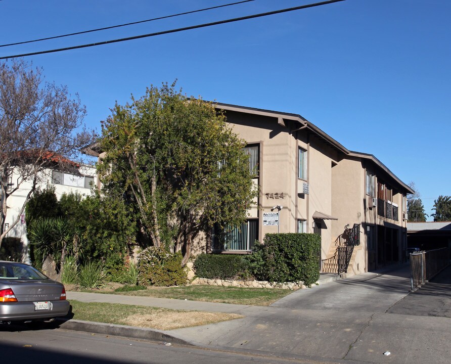 7424 Canby Ave in Reseda, CA - Building Photo