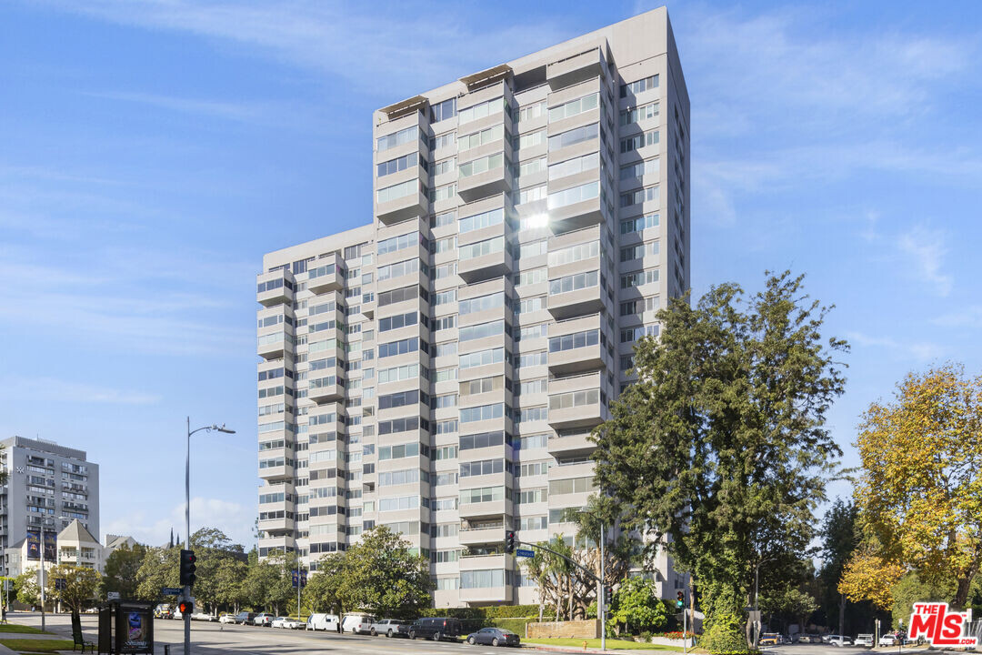 865 Comstock Ave in Los Angeles, CA - Building Photo