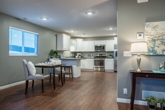 Creekside Townhomes in Eagle Lake, MN - Foto de edificio - Building Photo