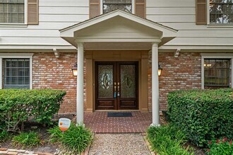 527 Briar Knoll Dr in Houston, TX - Building Photo - Building Photo