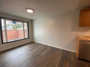 4351-4351 NE 82nd Ave in Portland, OR - Building Photo - Building Photo