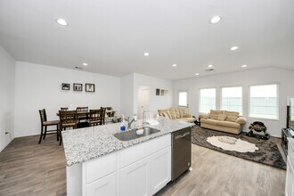 2039 Woodlark Way in Sealy, TX - Building Photo - Building Photo