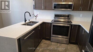 72 Hurst Dr in Ajax, ON - Building Photo - Building Photo