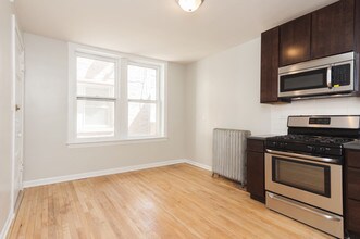 2053 W Iowa St-Unit -2 in Chicago, IL - Building Photo - Building Photo