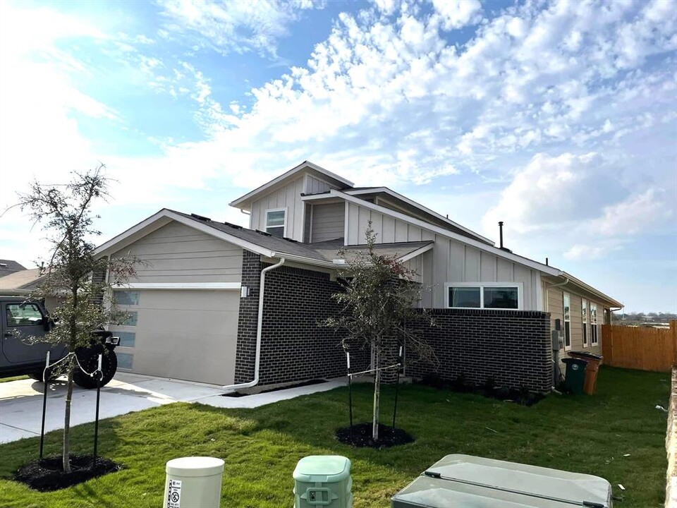 14112 Boquist Dr in Pflugerville, TX - Foto de edificio