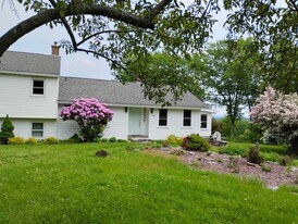 8 Wolfe Ln in Amherst, NH - Building Photo