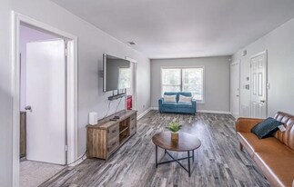 146 Lynhurst Dr SW, Unit B in Atlanta, GA - Building Photo
