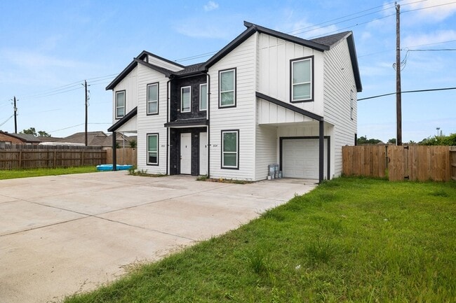 8534 Woodlyn Rd in Houston, TX - Foto de edificio - Building Photo