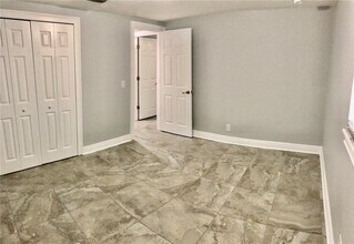 11001 Riverview Dr in Riverview, FL - Foto de edificio - Building Photo