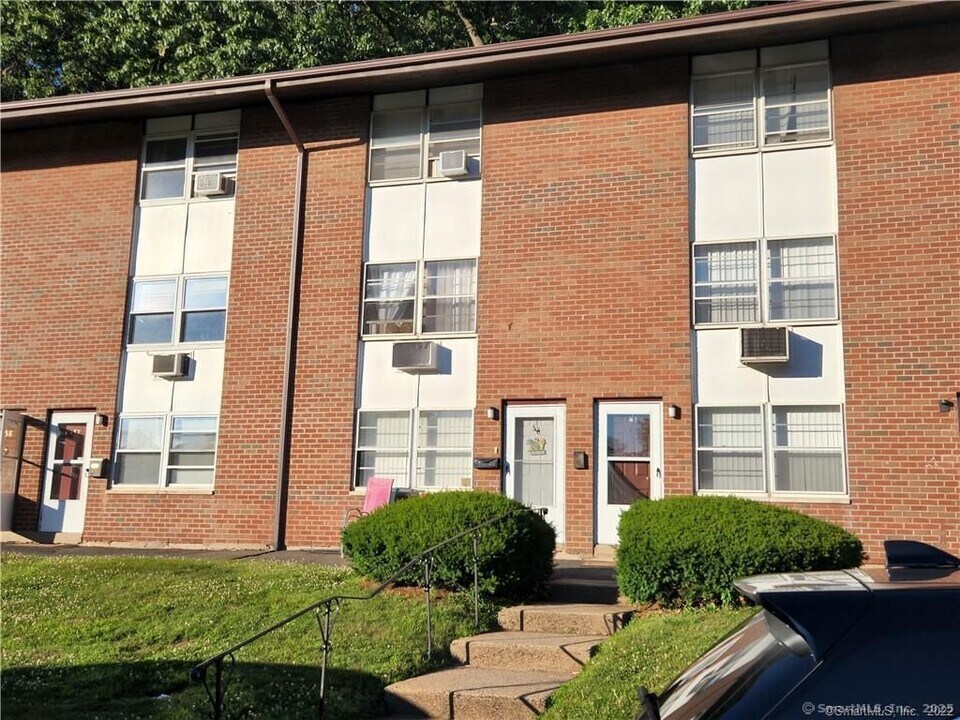 56 Terrace Gardens in Wallingford, CT - Building Photo
