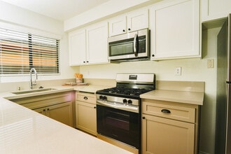 Galleria Townhomes in Lawndale, CA - Foto de edificio - Building Photo