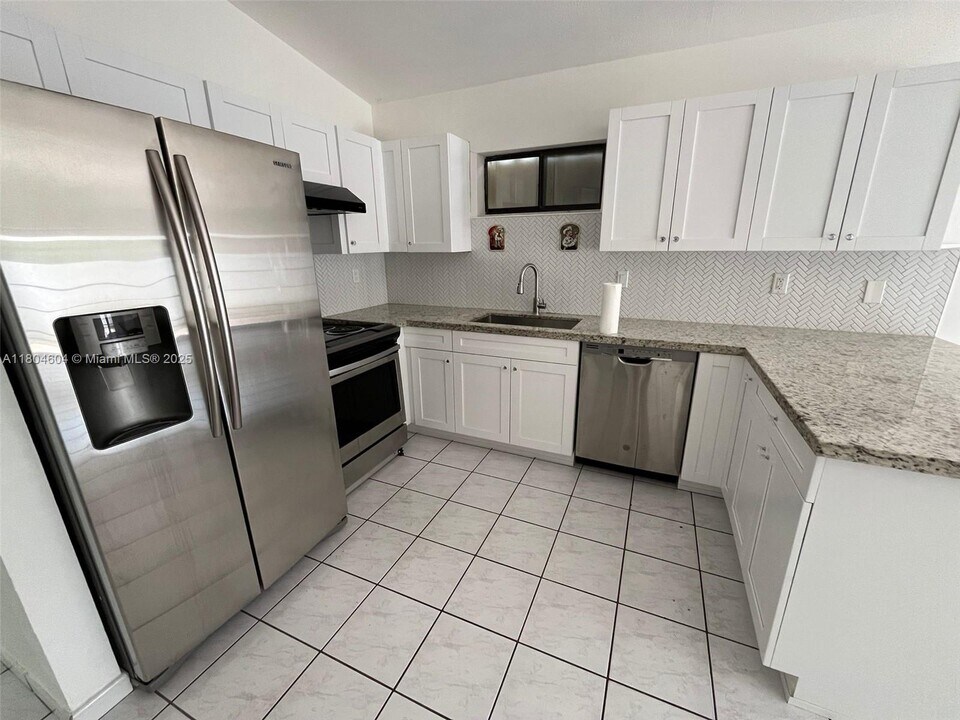 2749 W 72nd St in Hialeah, FL - Building Photo