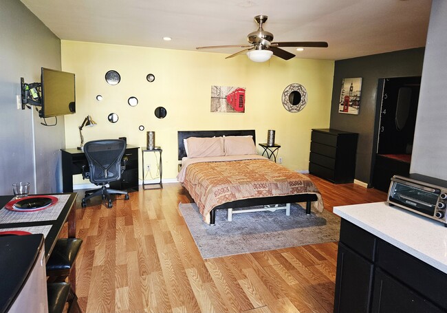 4909 W 119th St, Unit Guest House (studio), Unit Guest House (studio)