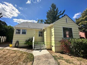 5527 NE 37th Ave in Portland, OR - Building Photo - Building Photo