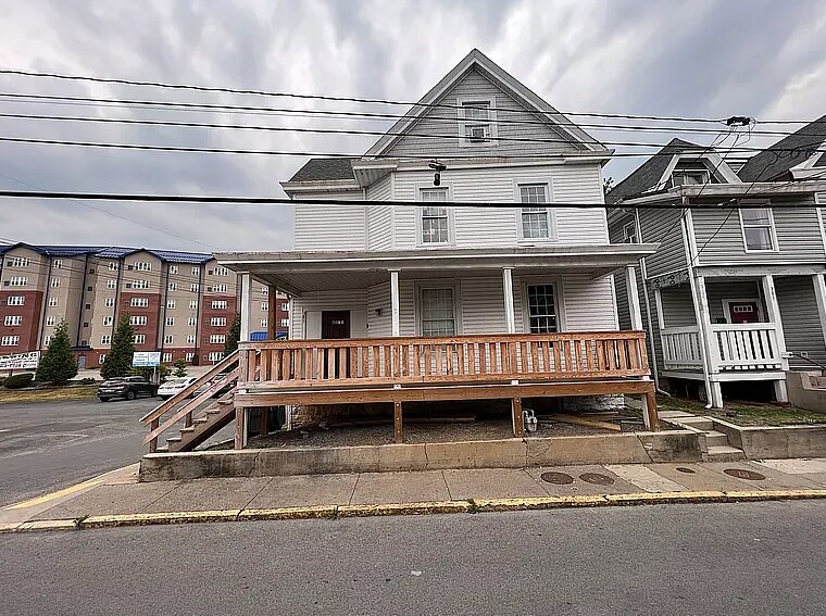 381 Forest Ave, Unit D in Morgantown, WV - Building Photo